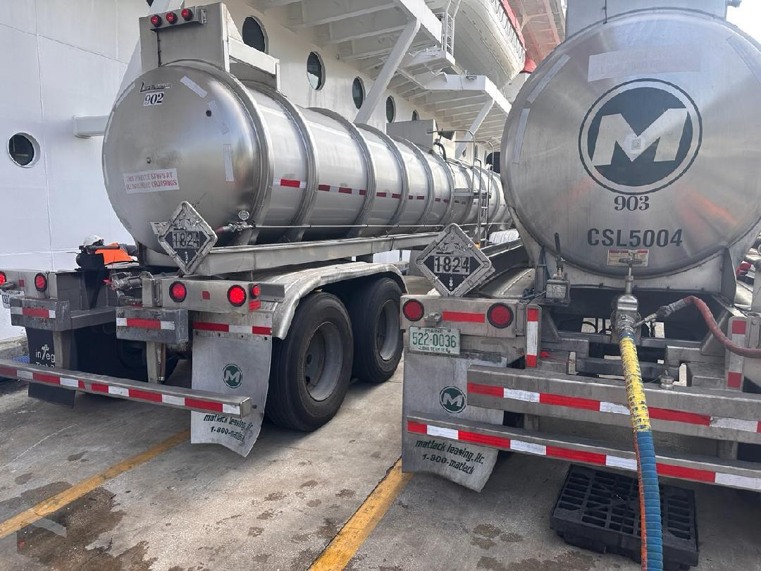 HazMat placard 1824 on Meka tanker rear — DOT compliant chemical transport